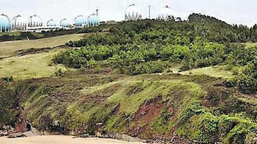 El alto de Aboño, entre la playa de Xivares y la Campa Torres, al fondo.