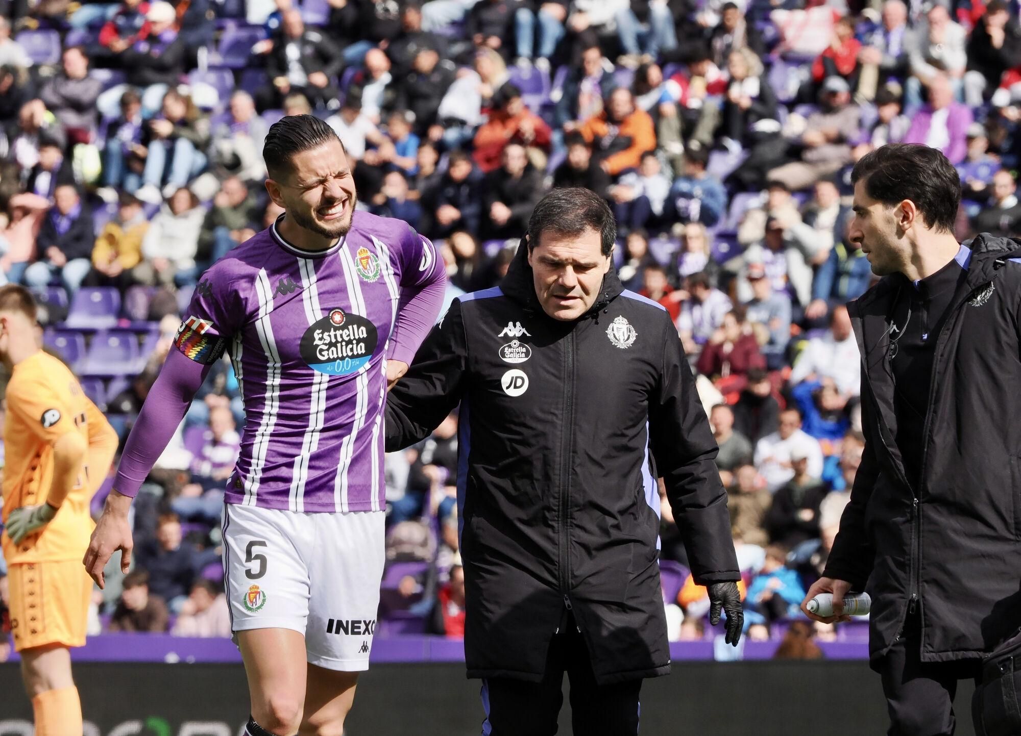 VALLADOLID, 15/03/2025.- El defensa del Valladolid Javier Sánchez tras sufrir un percance durante el partido de Primera División ante el Celta de Vigo disputado en el estadio José Zorrilla este sábado. EFE/R.García