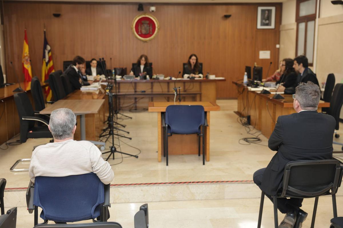 El exsecretario municipal Juan Marqués Company (izquierda) y el entonces aparejador de Escorca Juan Palou Cantallops (derecha), quien ha sido absuelto, hoy durante la vista oral.