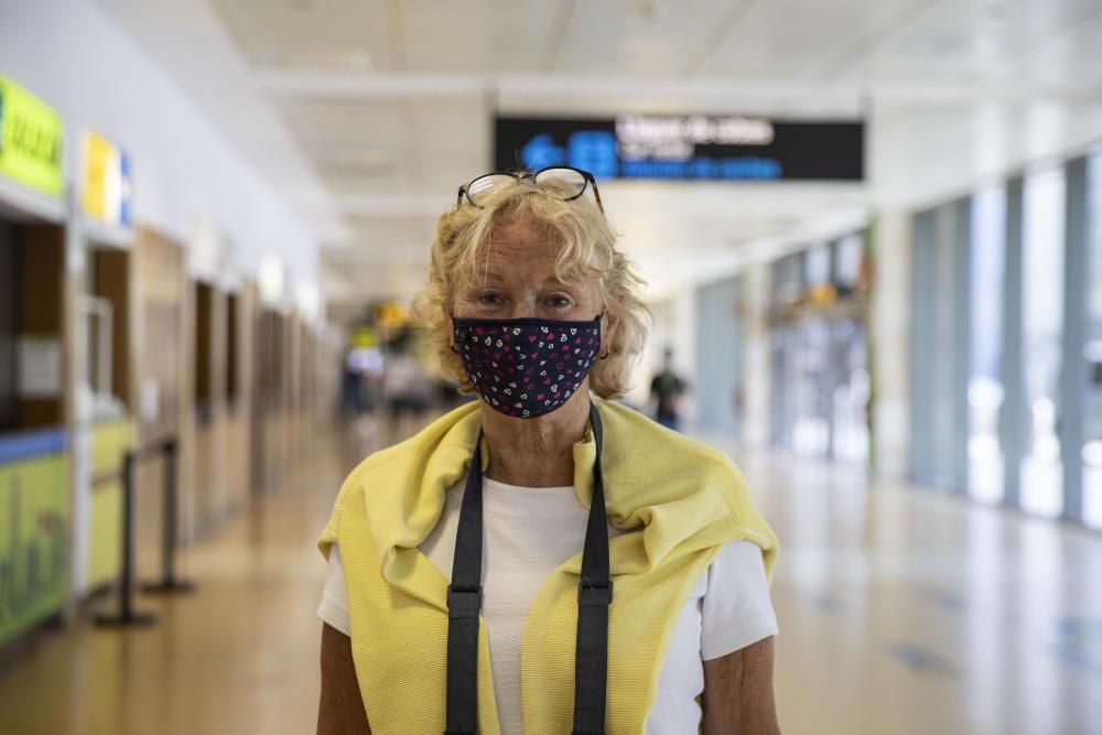 Arriben els primers turistes de l''estiu a l''aeroport de Girona