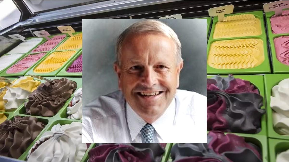 Per Harkjaer y, al fondo, una de las gamas de Helados Alacant en un establecimiento de Alicante.