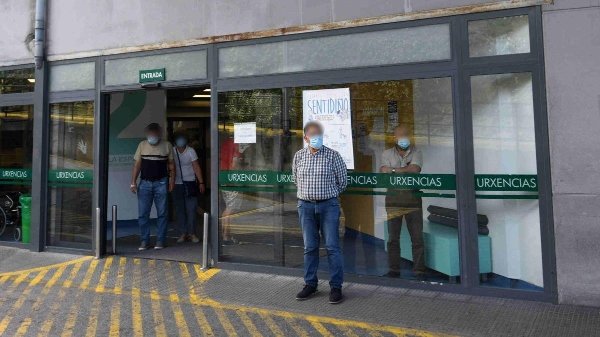 Pacientes en la entrada de Urgencias de Montecelo, en Pontevedra. // G. Santos