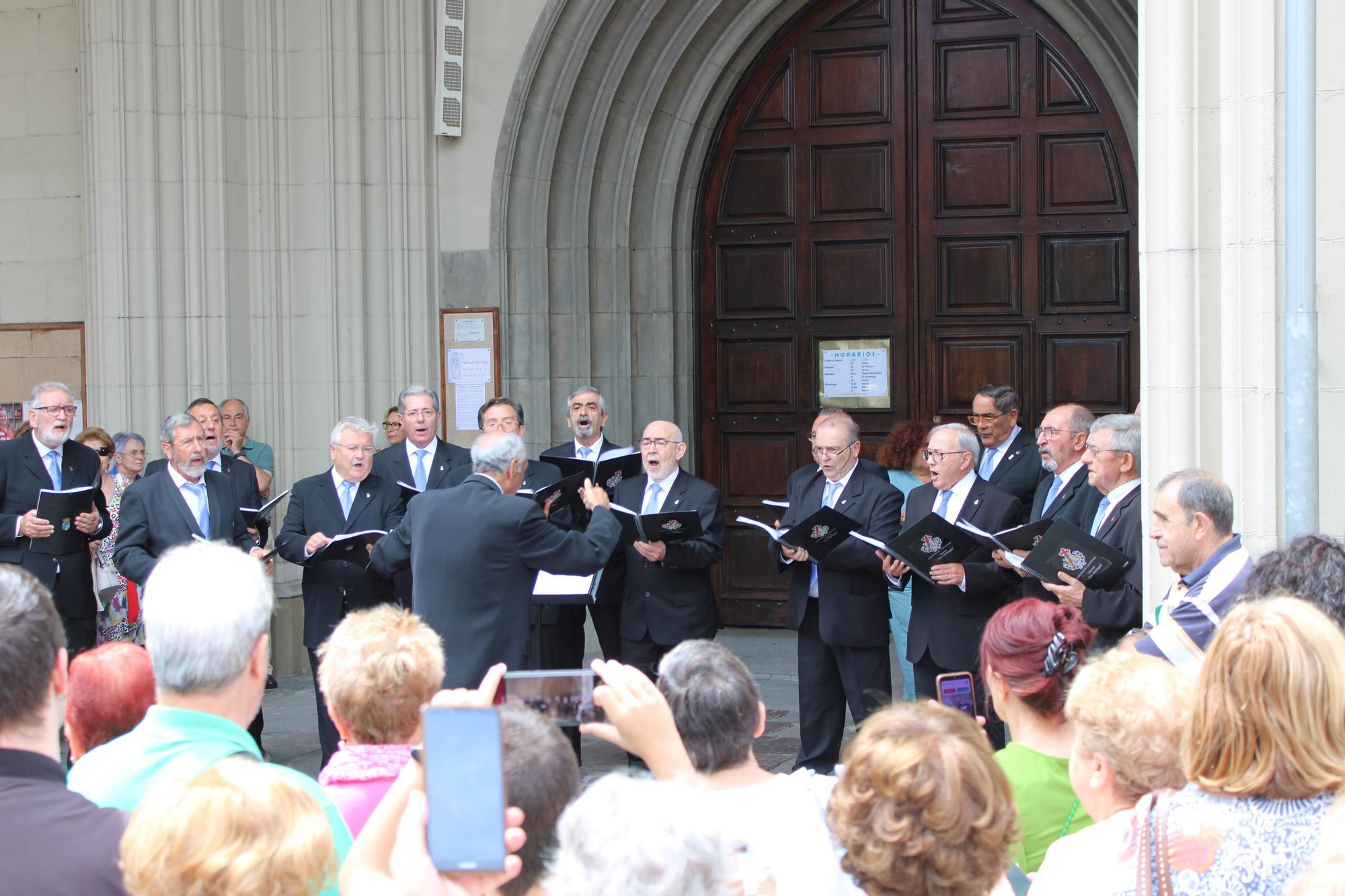 Así es el último día de las fiestas en Sama: del concierto del Coro "Santiaguín" a la jira por los bares, pasando por la música constante