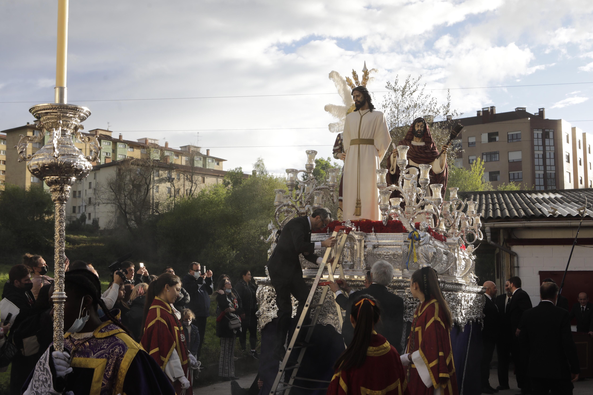 Los Estudiantes llevan al Señor de la Sentencia desde el cielo al Paraíso