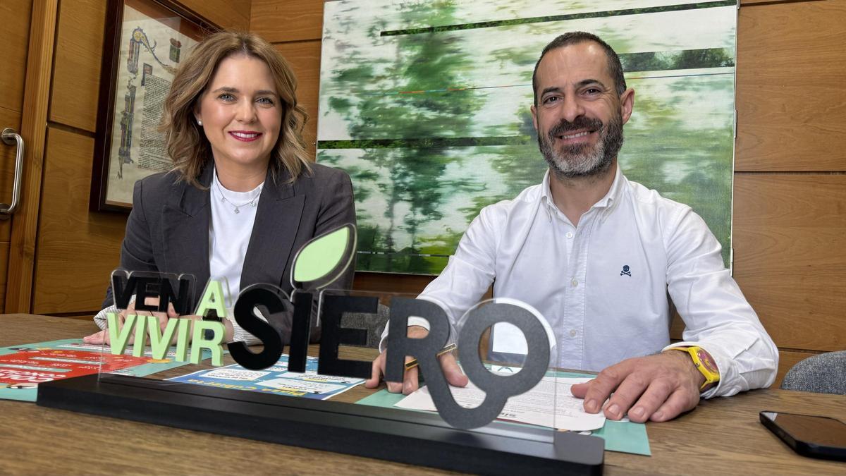 Eva Iglesias y Ángel García, en el Ayuntamiento.