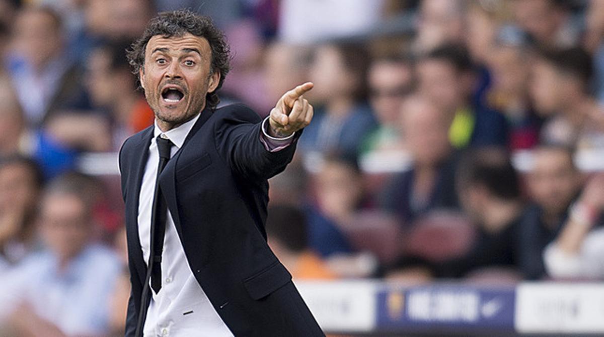 Luis Enrique dóna instruccions als seus jugadors, durant el partit entre el Barça i el València disputat al Camp Nou. Luis Enrique dóna instruccions als seus jugadors, durant el partit entre el Barça i el València disputat al Camp Nou.