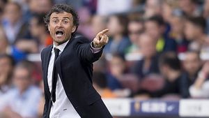 Luis Enrique dóna instruccions als seus jugadors, durant el partit entre el Barça i el València disputat al Camp Nou.