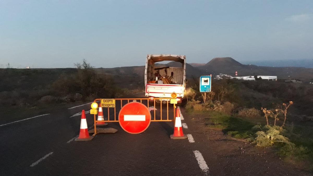 Tramo de carretera entre Los Valles y Haría que ha sido cortado al tráfico.