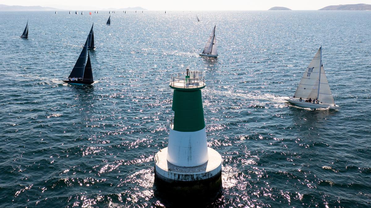 La flota de Clásicos navegando próxima al faro de Picamillo