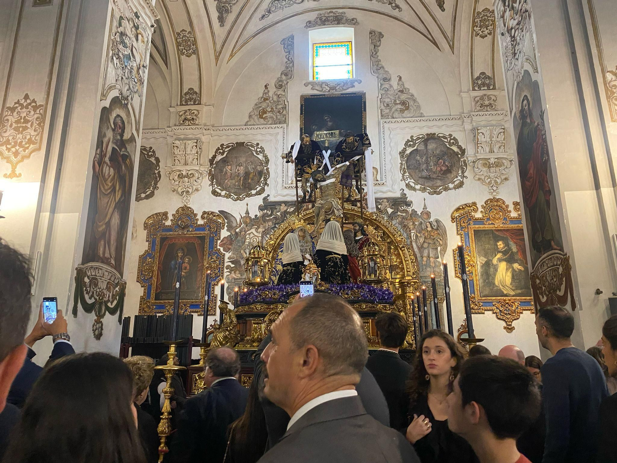 Así está la Magdalena desde primera hora de la mañana. Este Jueves saldrán desde aquí La Quinta Angustia y El Calvario, que lo hará en la Madrugá, y las representaciones rezan ante los titulares