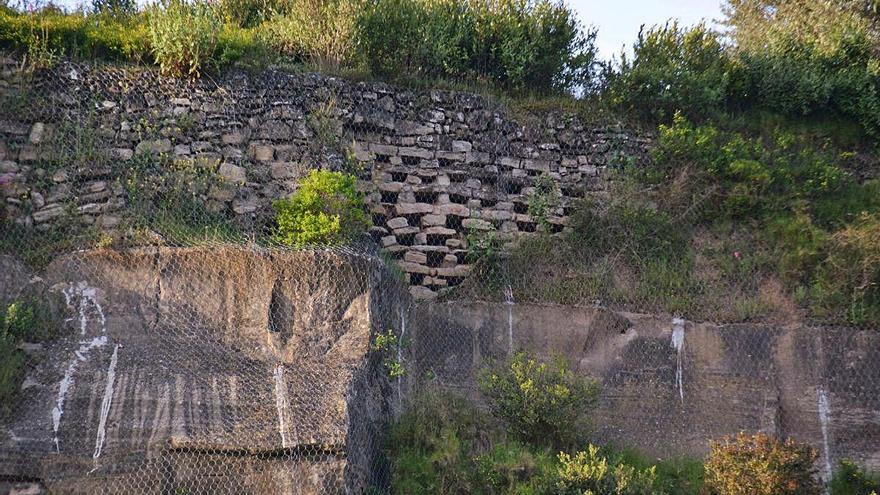 L&#039;estructura datada al segle XIV és avui inaccessible a peu i està tapada per una malla metàl·lica de prevenció d&#039;esllavissaments