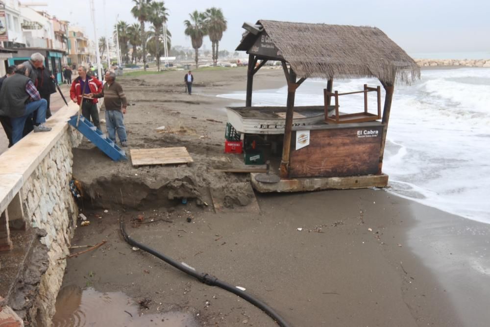 Operarios municipales trabajan limpiando y adecentando las calles y el paseo marítimo de Pedregalejo.