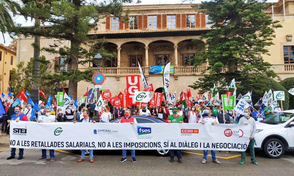 Manifestación frente al Consolat de Mar contra los recortes de sueldos a los funcionarios