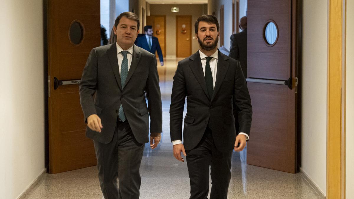 El vicepresidente de la Junta, Juan García-Gallardo (d), y el presidente de la Junta de Castilla y León, Alfonso Fernández Mañueco (i), llegan a la sesión de la votación de las enmiendas del PSOE a la Ley de medidas, en la sede de Las Cortes.