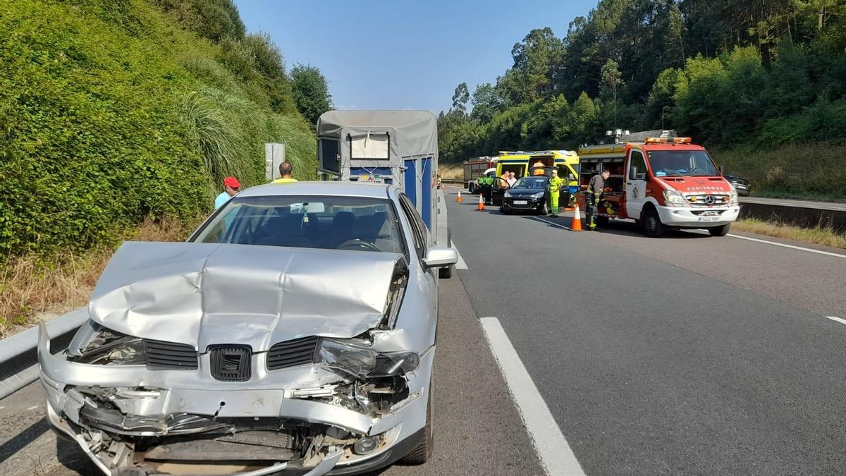 Uno de los coches accidentados en Bergondo.