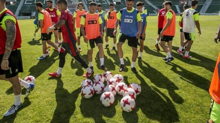 Los jugadores del Elche, ayer, momentos antes de empezar el último entrenamiento.