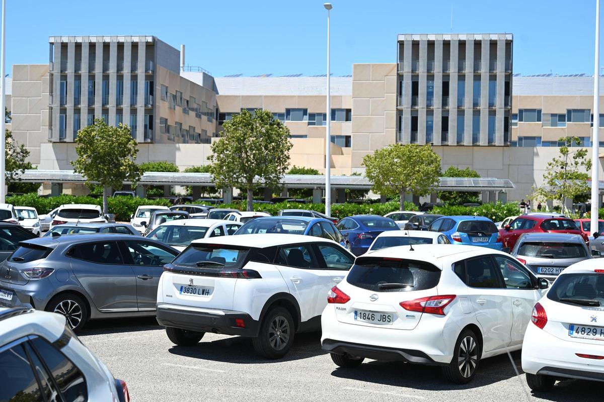 Parking principal del hospital lleno