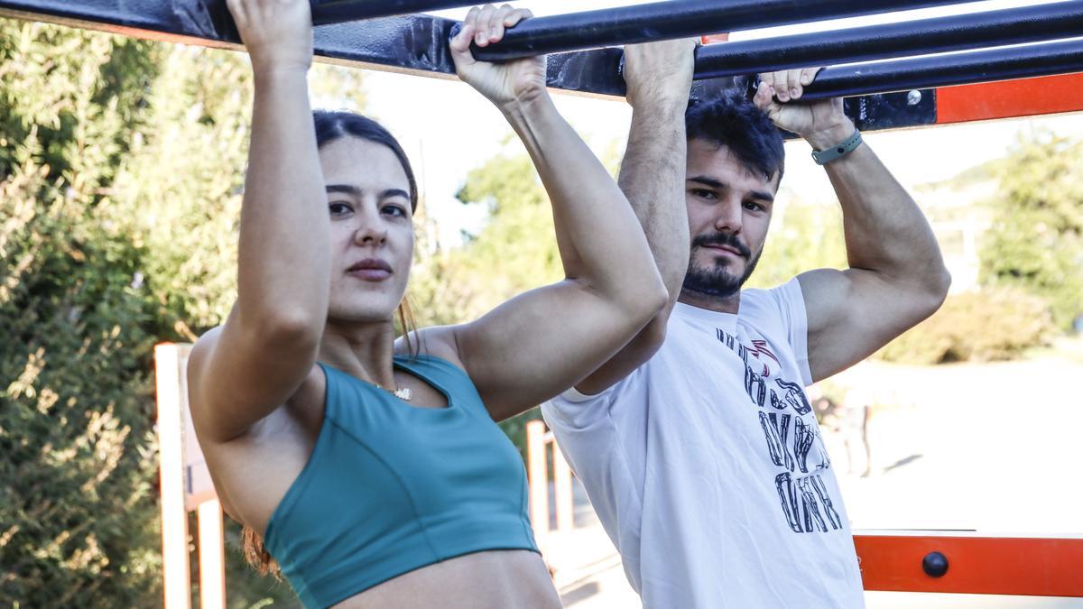 Celia Mariscal y Álvaro Huertas posan en una imagen para El Periódico Extremadura, en las nuevas instalaciones del parque de El Rodeo.