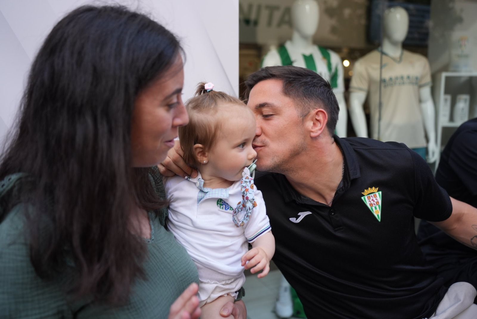 La firma de autógrafos del Córdoba CF en Cruz Conde, en imágenes