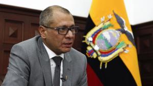 El ex vicepresidente de Ecuador, Jorge Glas, sentado frente a la bandera nacional en su oficina.