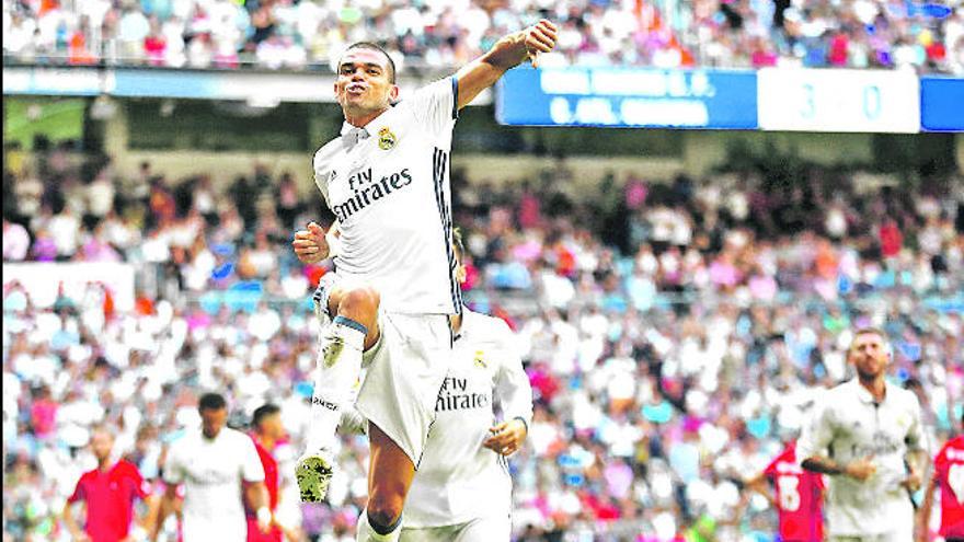 Pepe celebra el cuarto gol del Real Madrid ante Osasuna.