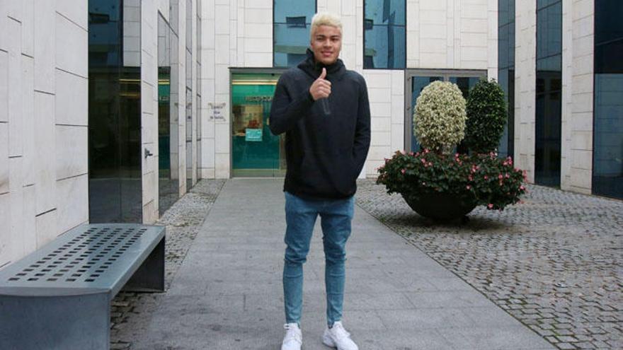 El delantero venezolano Adalberto Peñaranda, posando en la puerta del complejo hospitalario CHIP.