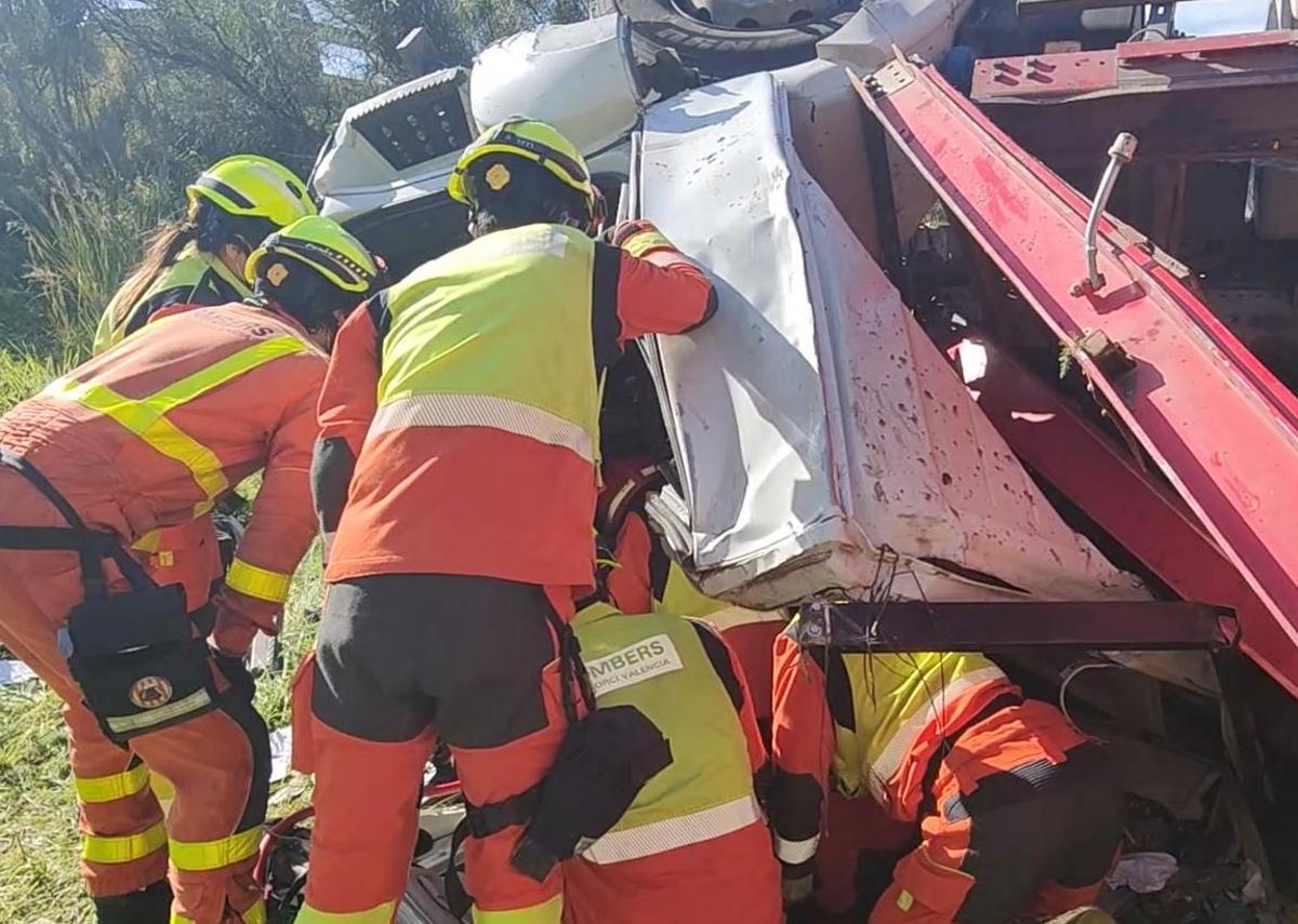 Momento de la intervención de los bomberos en el accidente mortal en la V-31 en Silla