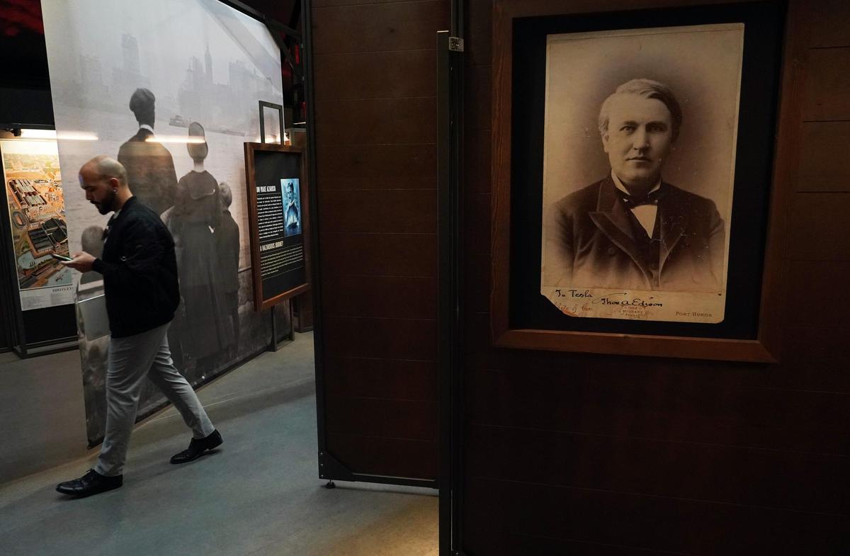 Exposición sobre Nikola Tesla en la plaza de la Marina