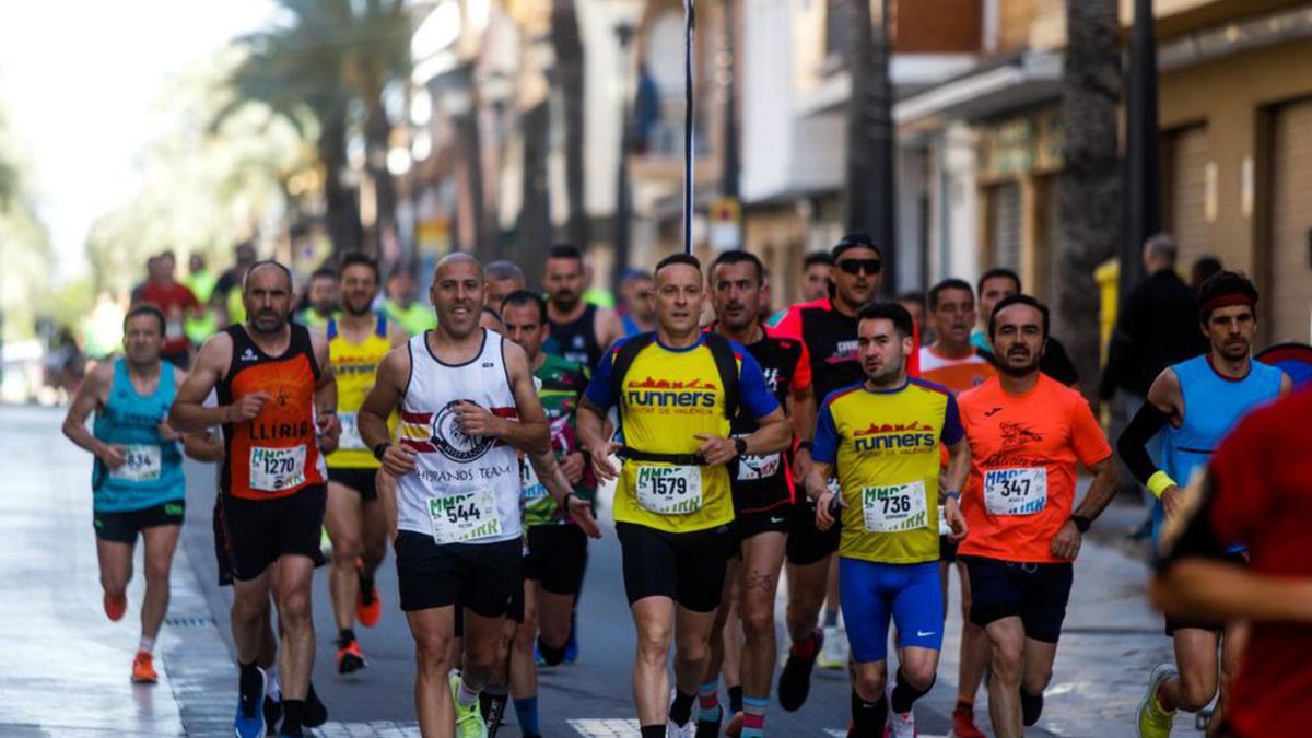 Una imagen de archivo de una carrera del domingo en Riba-roja.