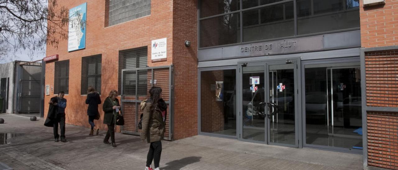 Entrada al centro de salud Ausiàs March, afectado por la falta de personal en una imagen de archivo.