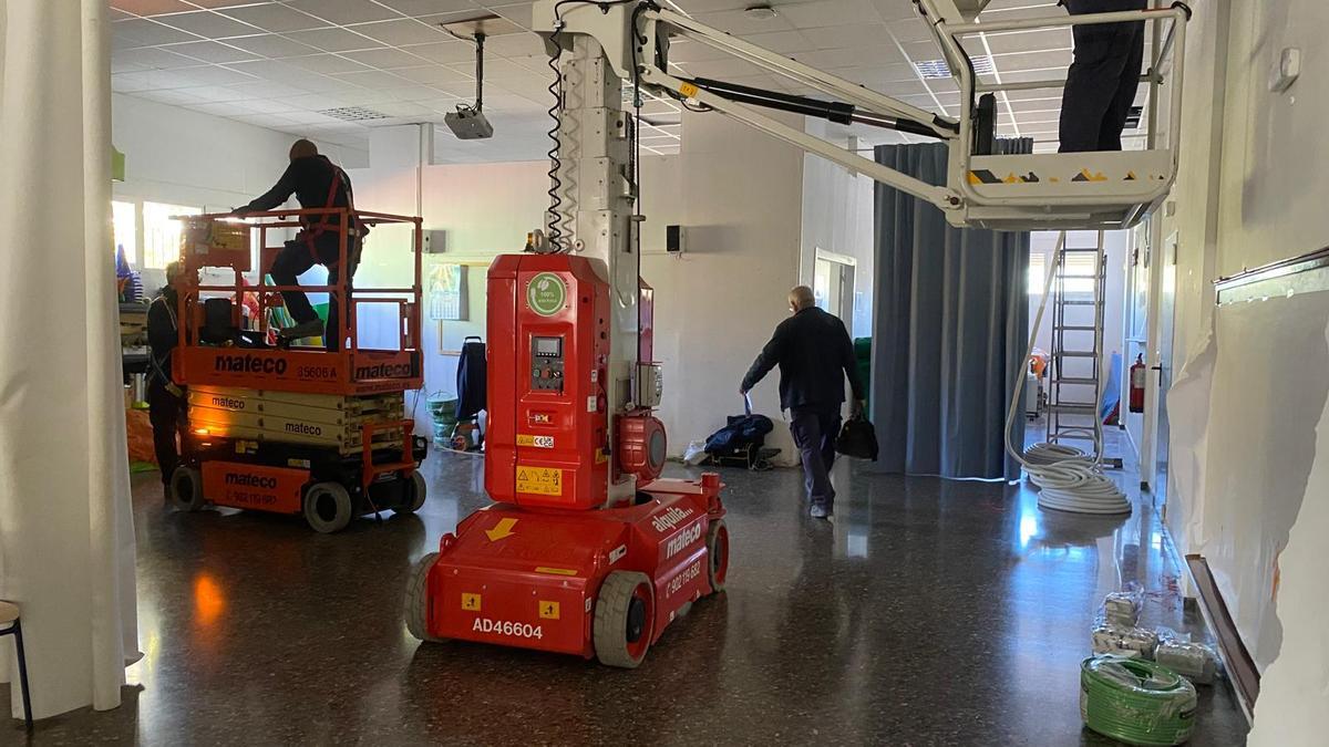 Los operarios trabajando en el centro provisional