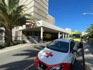 Los médicos demandan una solución ante la saturación de las Urgencias del Hospital Insular con pacientes ocupando los pasillos
