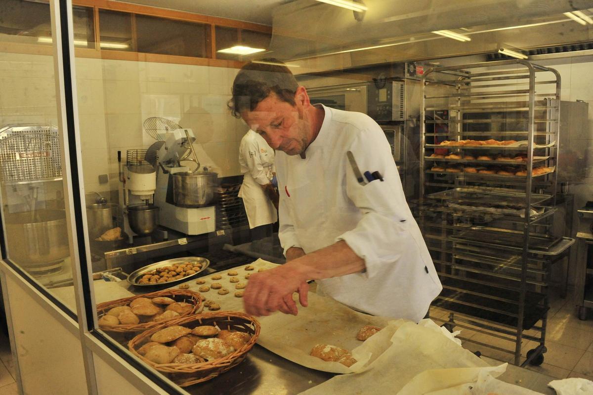Preparación del menú del cierre de las jornadas gastronómicas en el IES Cap de l'Aljub de Santa Pola este viernes