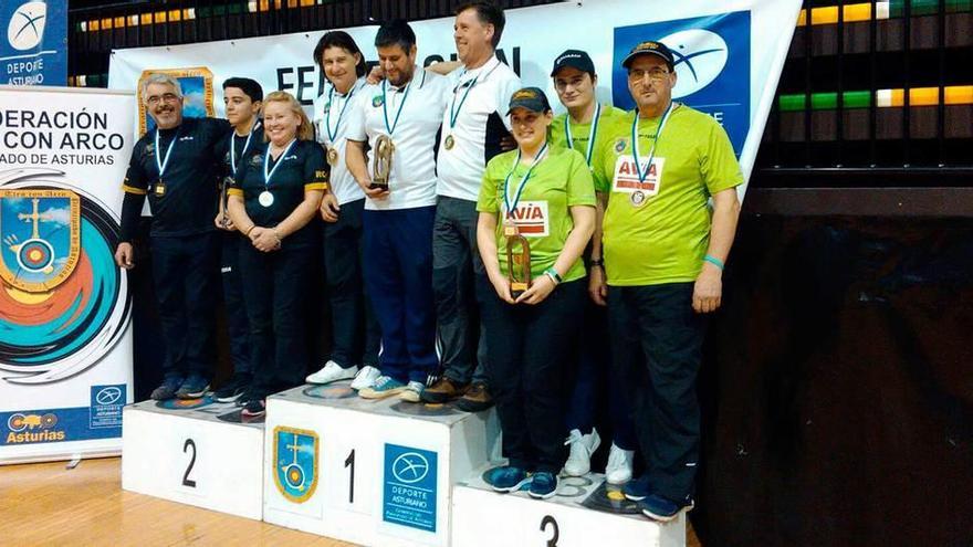 Los hermanos Bermúdez Cañón, y su padre, José Luis Bermúdez, en el tercer cajón del podio el pasado fin de semana.