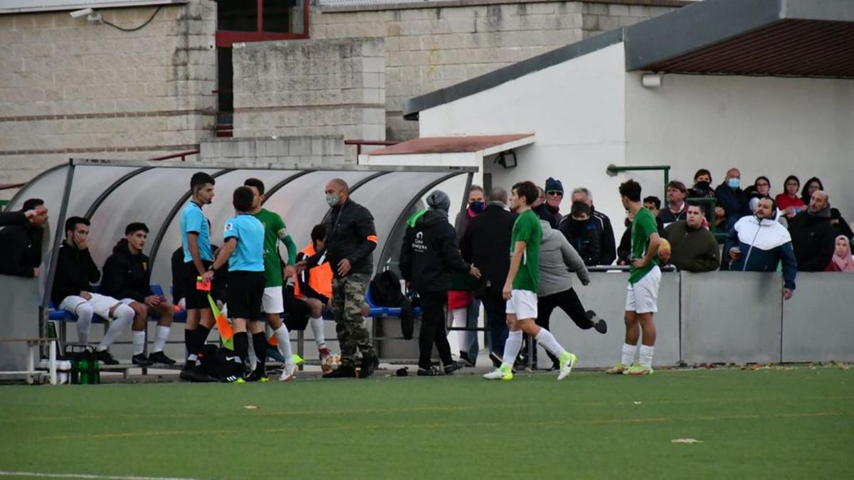 Un moment dels fets a la banqueta jonquerenca. | DANI FALCÓN/MARTINENC FC