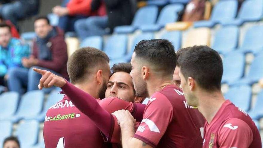 Los jugadores del Pontevedra celebran uno de los goles. // G. Santos