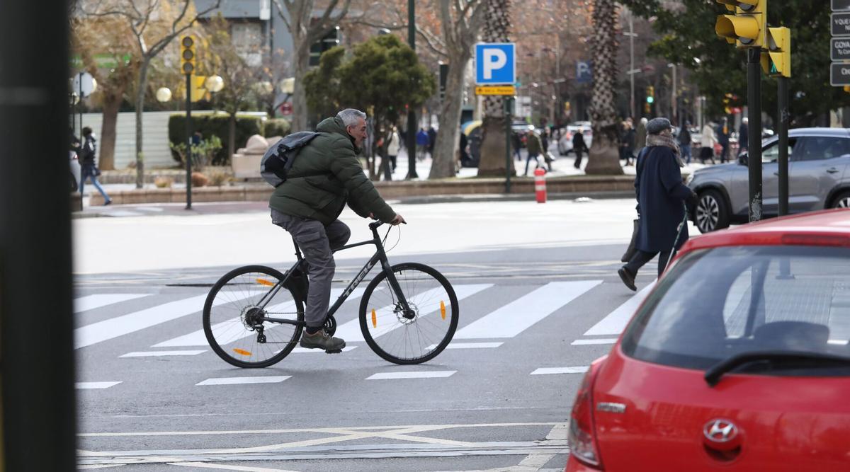 Un ciclista paseando por el centro de Zaragoza.