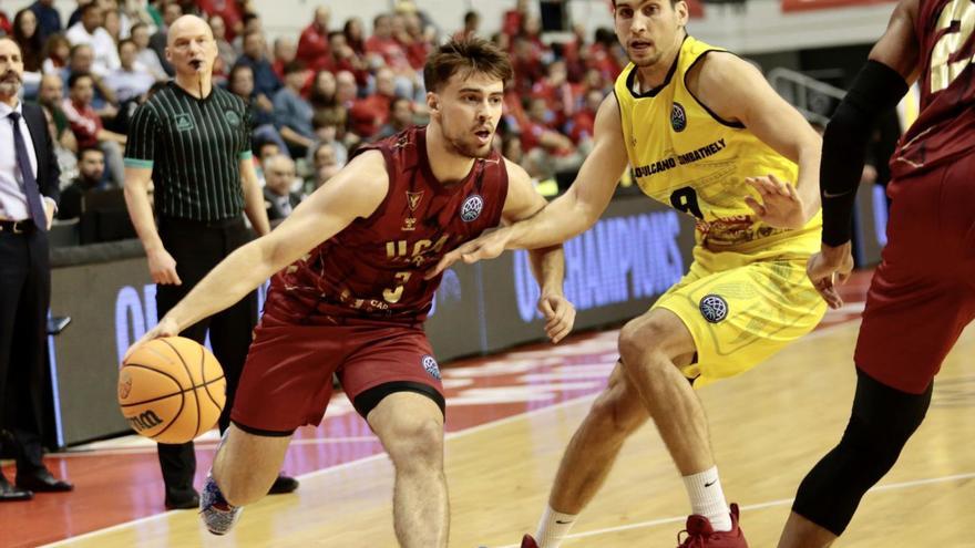 Urban Klavzar, jugador del UCAM Murcia, durante el partido ante el Falco Vulcano.  | JUAN CARLOS CAVAL