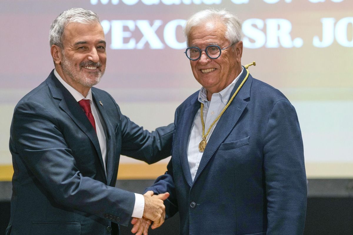 BARCELONA, 16/07/2025.- El exalcalde de Barcelona, Joan Clos (d), acompañado por el alcalde de la ciudad, Jaume Collboni, tras recibir la medalla de oro durante el homenaje a todos los exalcaldes de la etapa democrática que se ha celebrado hoy miércoles en el ayuntamiento de Barcelona. EFE/Alejandro García
