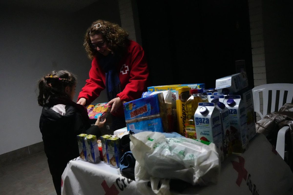 recogida alimentos en favor de Cruz Roja