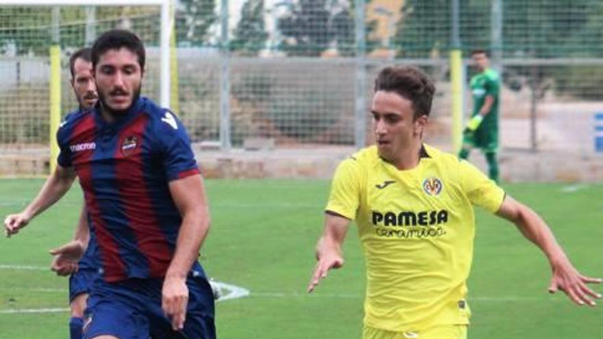 Víctor Mongil y Juan Agüero pelean por el balón, ayer.