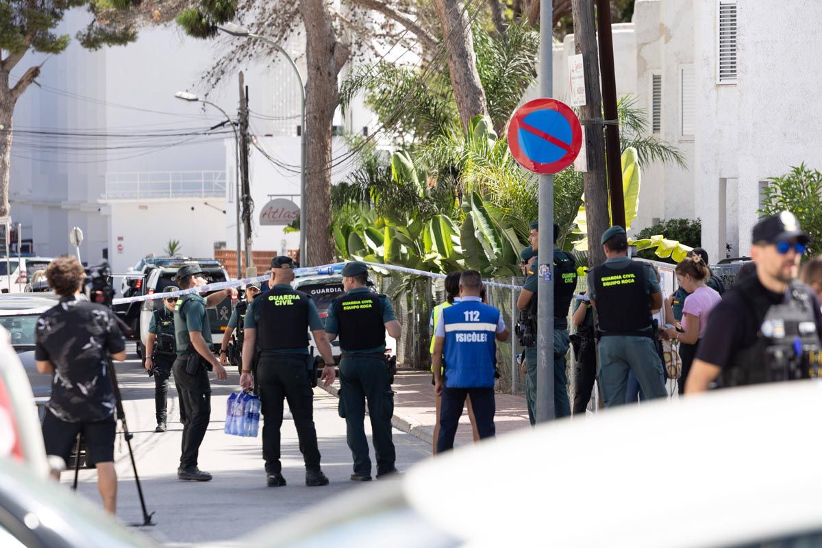 El despliegue policial por el hombre atrincherado en su piso en Ibiza, en imágenes
