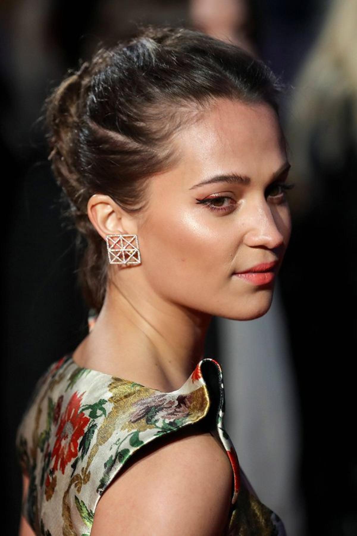 Detalle de los pendientes geométricos de Alicia Vikander en el estreno de 'Tomb Raider' en Londres