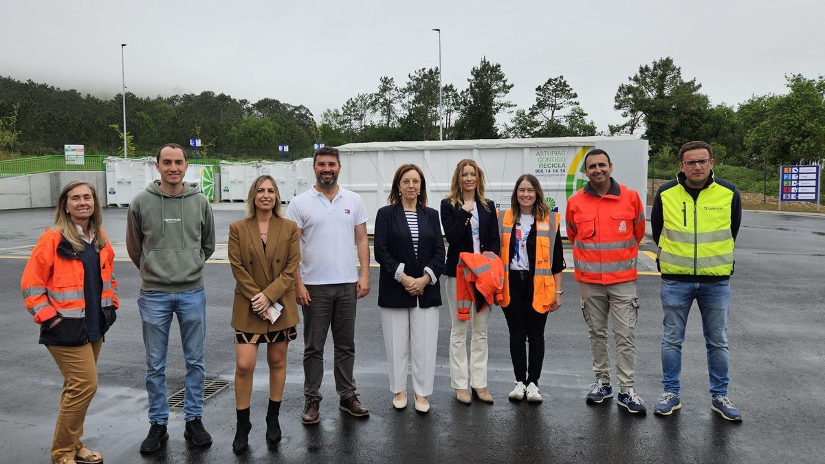 Responsables políticos en la inauguración del punto limpio.