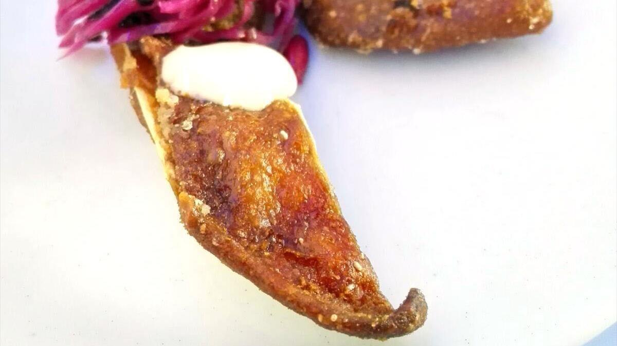 Oreja de cerdo crujiente con col lombarda y mayonesa de 'kimchi'.