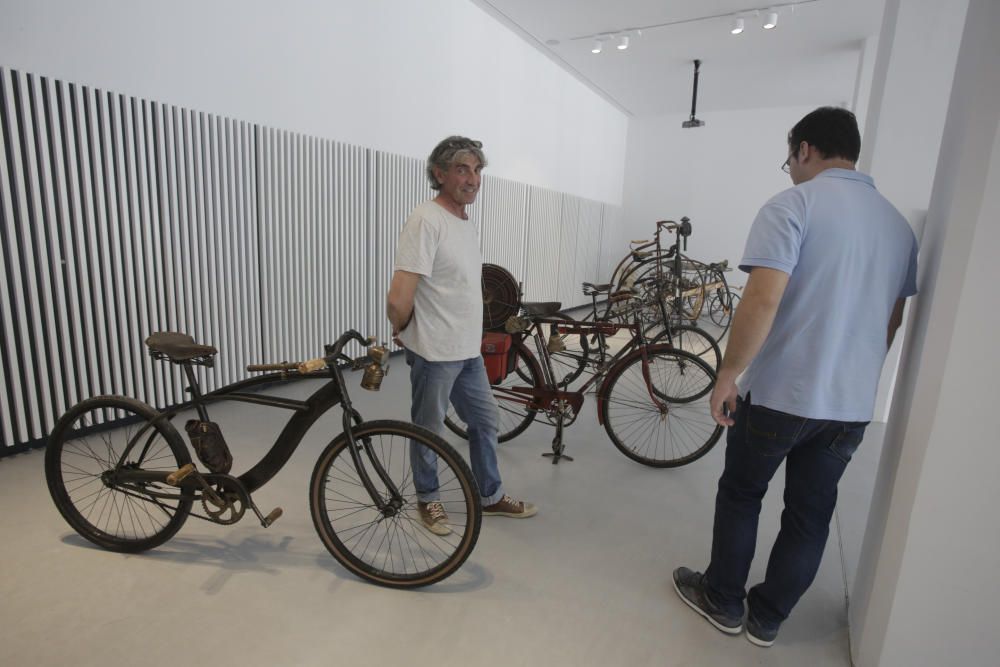 Exposición de bicicletas en la antigua estación de