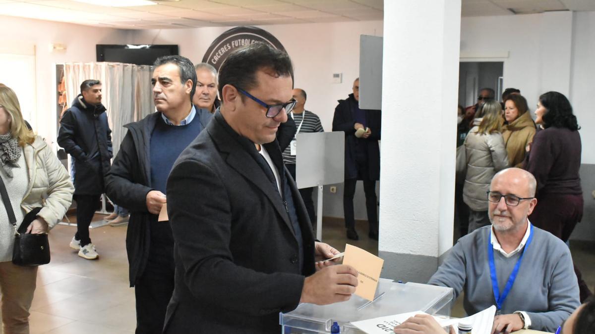 Raúl González en el momento de votar.