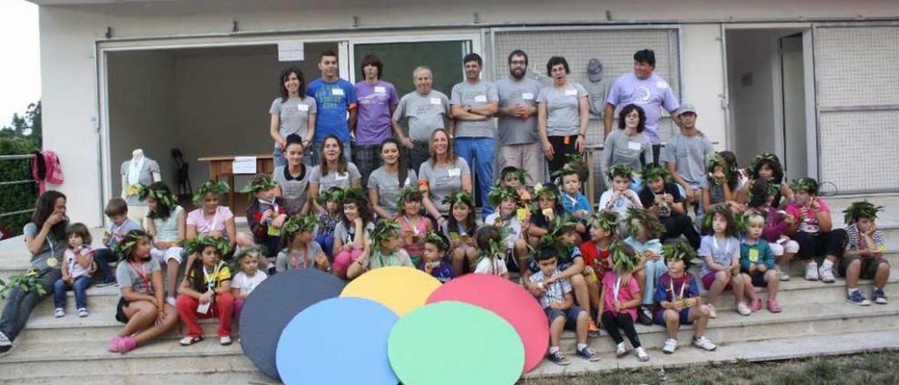 Miembros organizadores y participantes en los &#039;Xogos Oulímpicos de 2012&#039;. // Asociación A Fervenza de Ouzande