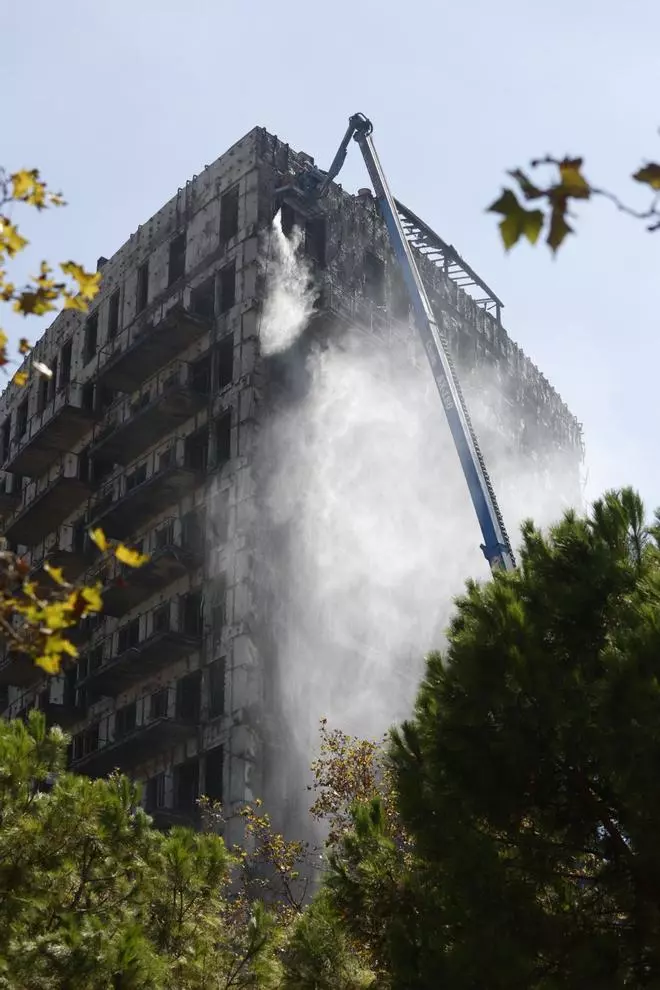 Limpian con agua a presión la fachada del edificio que ardió en Campanar