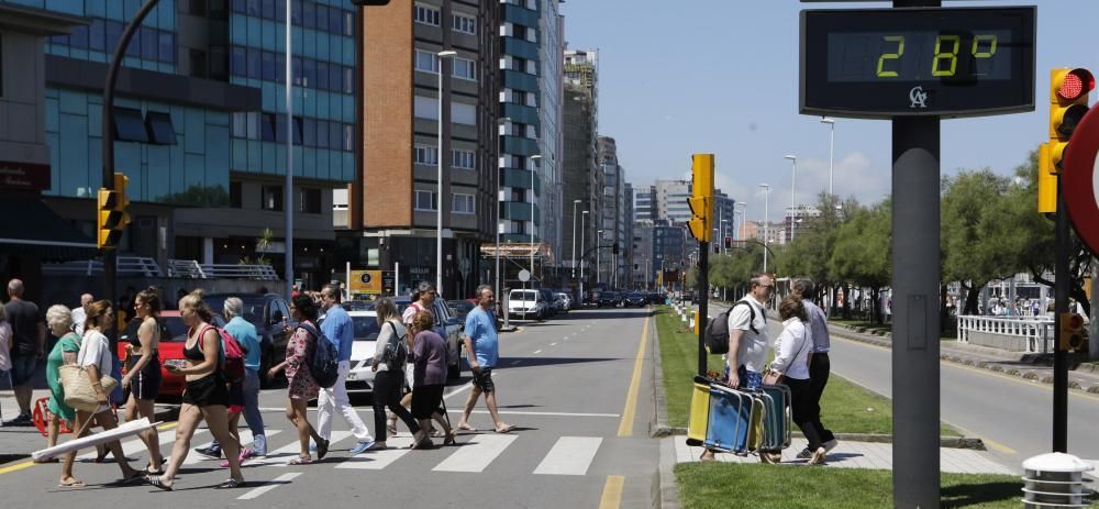 El primer fin de semana de verano llena las playas